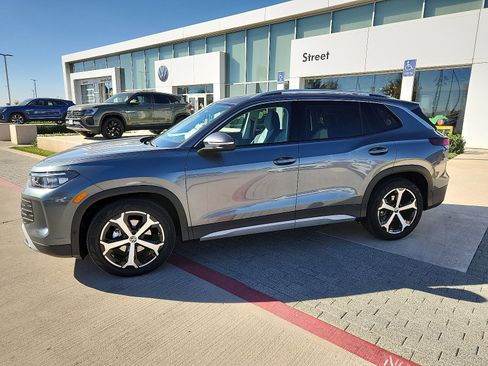 New 2026 Volkswagen Tiguan SE image 2