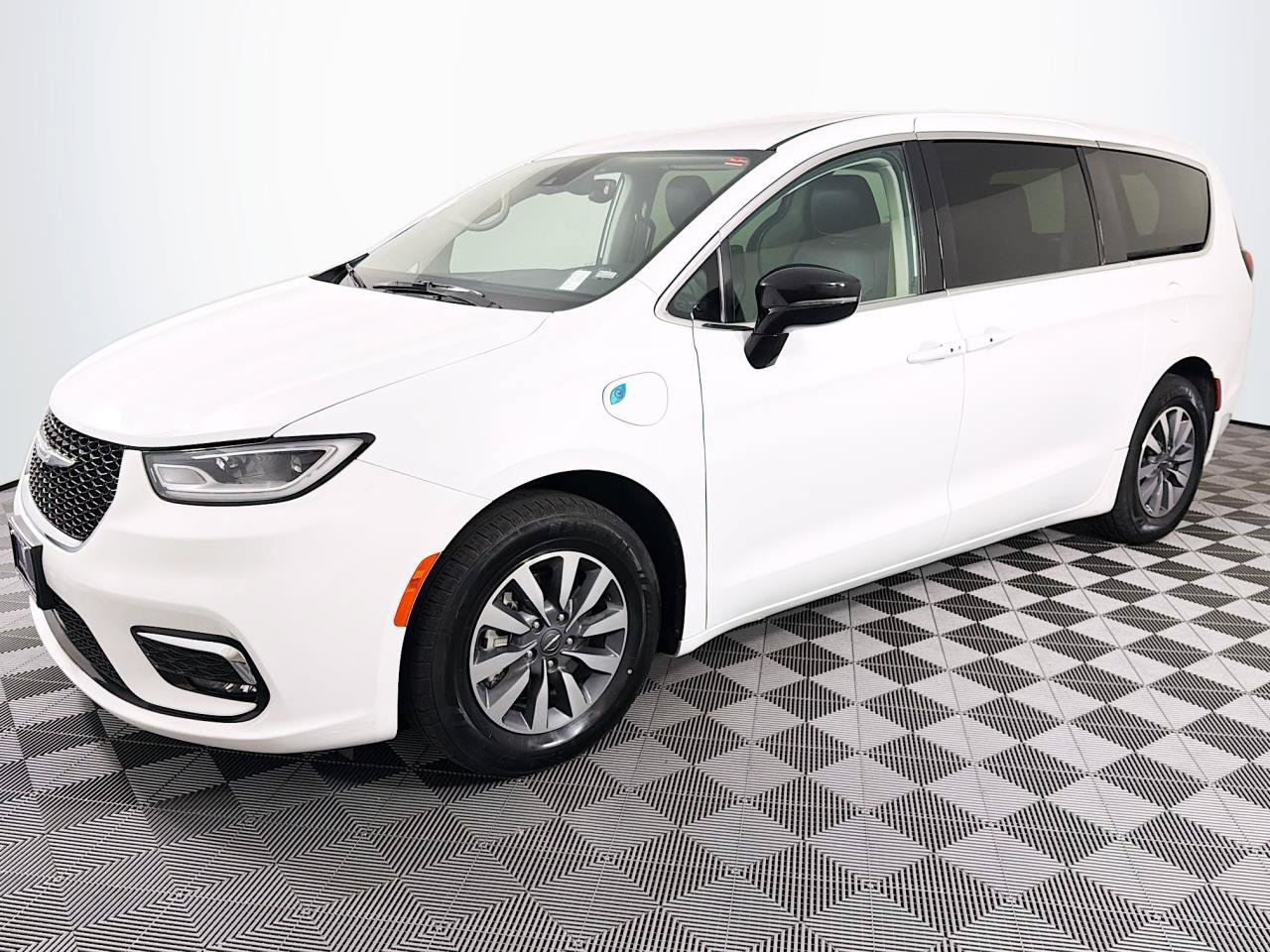 Used 2024 Chrysler Pacifica Limited FWD image 6