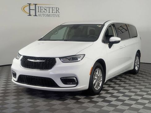Used 2023 Chrysler Pacifica Touring-L FWD image 4