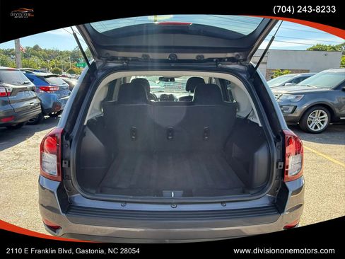 Used 2017 Jeep Compass Latitude AWD/4WD image 7