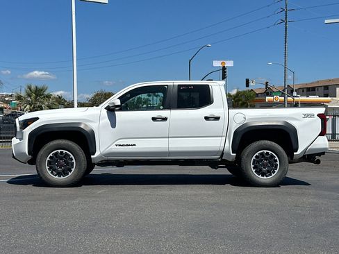 Used 2024 Toyota Tacoma TRD Off-Road image 2
