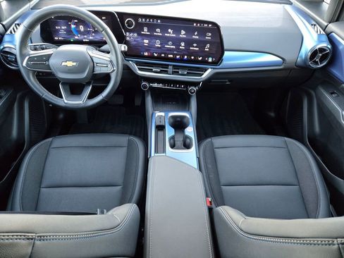 Used 2025 Chevrolet Equinox EV LT w/ Convenience Package image 12