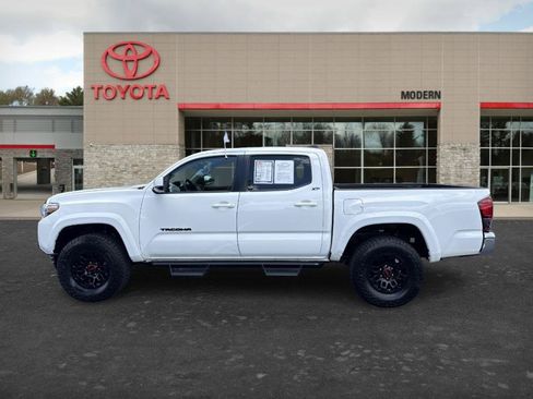 Certified 2022 Toyota Tacoma SR5 AWD/4WD image 4