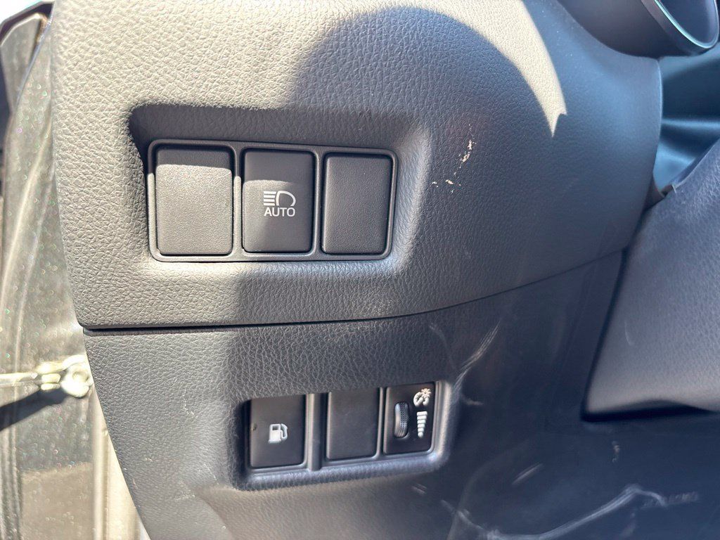 Used 2022 Toyota C-HR XLE FWD image 17