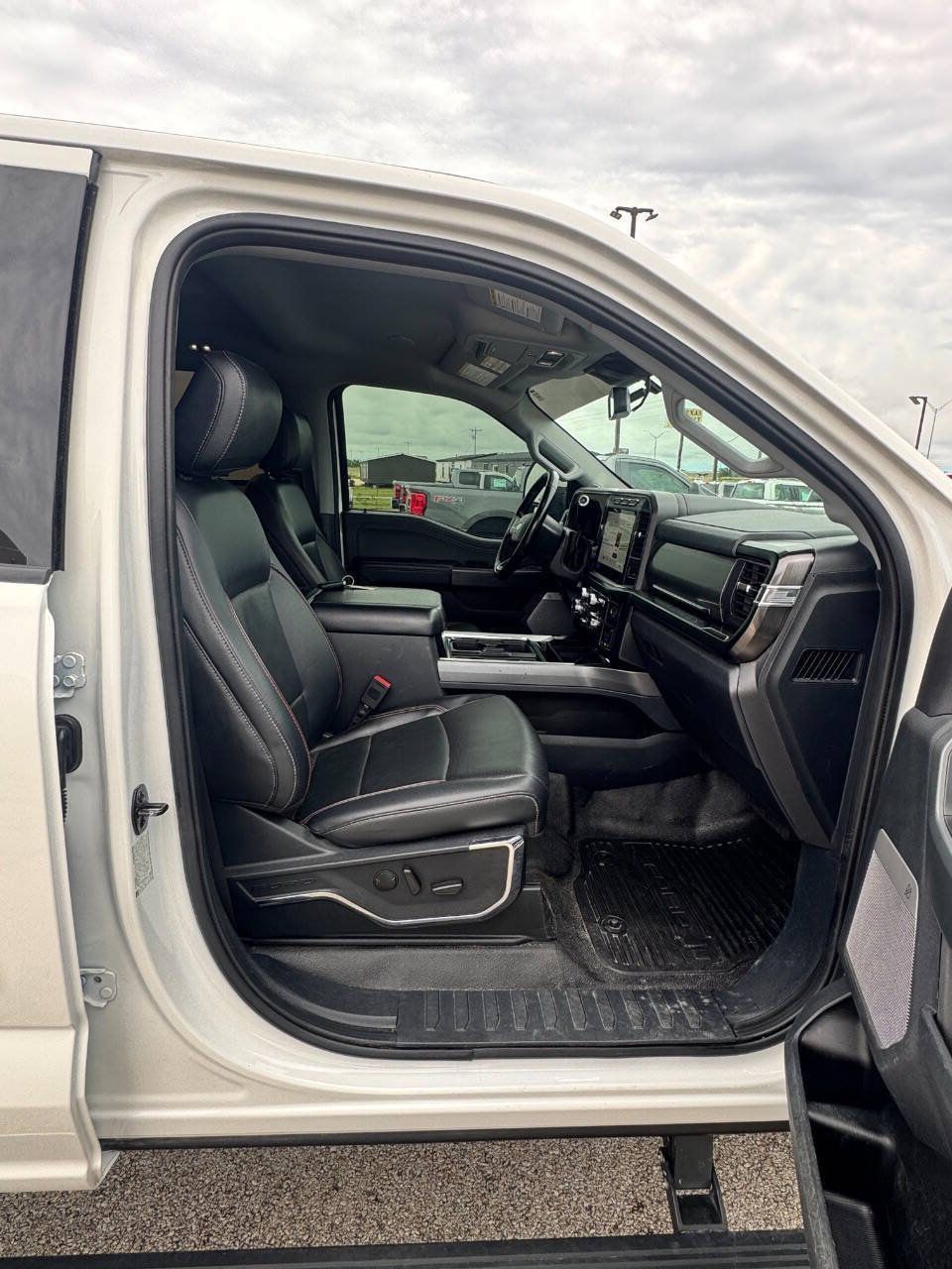 Used 2023 Ford F350 Lariat w/ Lariat Ultimate Package AWD/4WD image 13