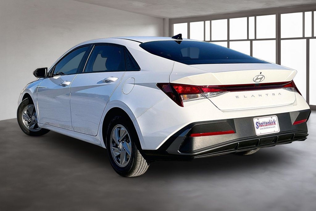 Used 2024 Hyundai Elantra SE FWD image 4