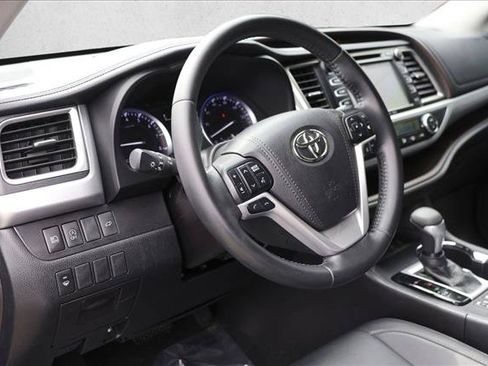 Used 2018 Toyota Highlander XLE AWD/4WD image 10