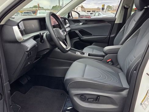 Used 2025 Volkswagen Tiguan SE image 5