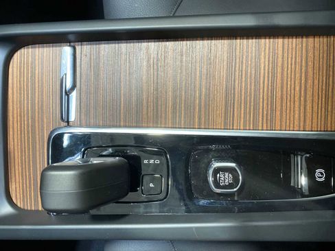 Used 2023 Volvo XC60 B5 Plus image 17