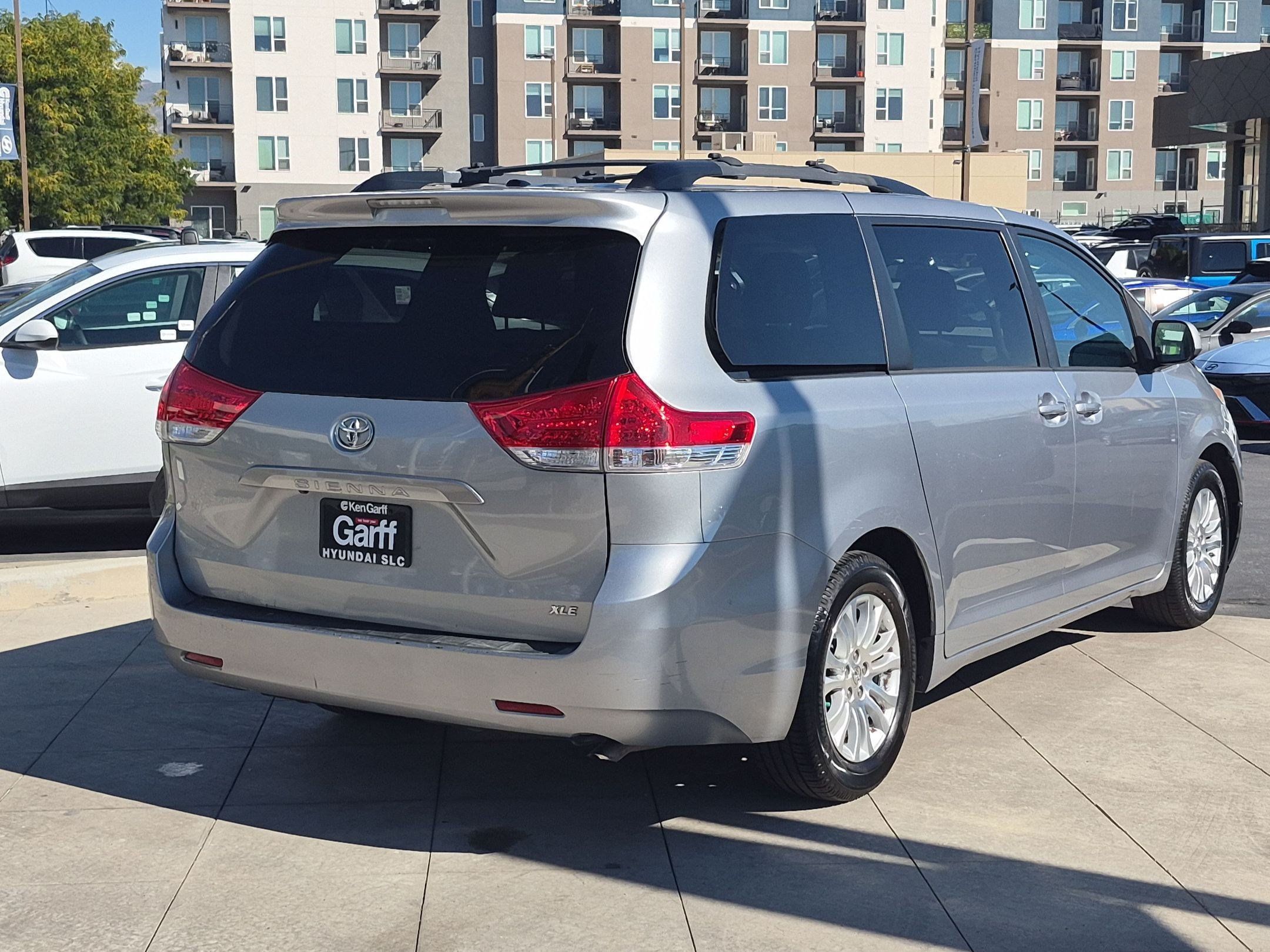 Used 2014 Toyota Sienna XLE FWD image 3