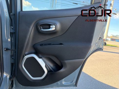 Used 2018 Jeep Renegade Latitude w/ Popular Equipment Group image 15