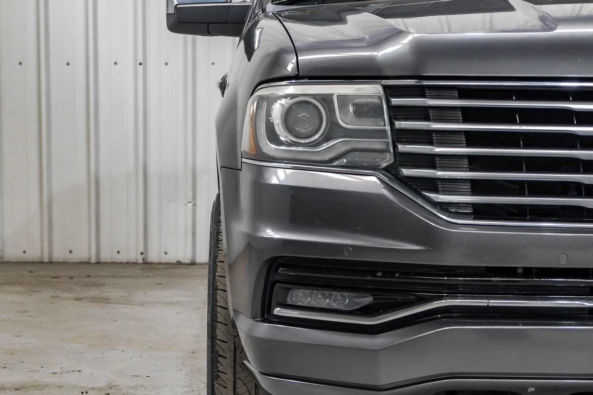 Used 2016 Lincoln Navigator Select RWD image 32