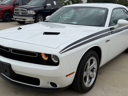 Used 2017 Dodge Challenger SXT RWD image 1