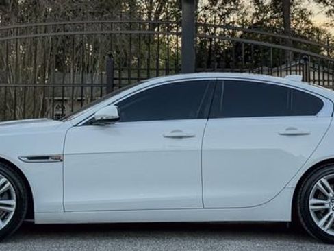 Used 2019 Jaguar XE Premium image 3
