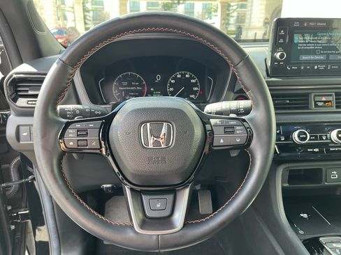 Used 2025 Honda Pilot TrailSport image 18