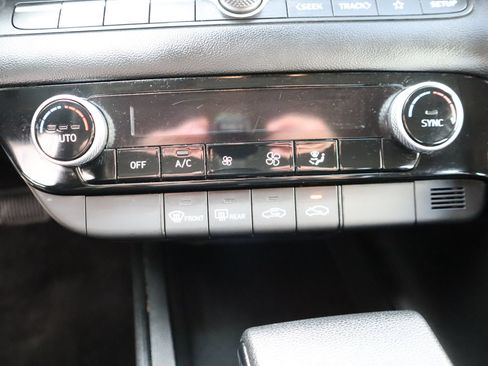 Used 2024 Hyundai Elantra SEL FWD image 35
