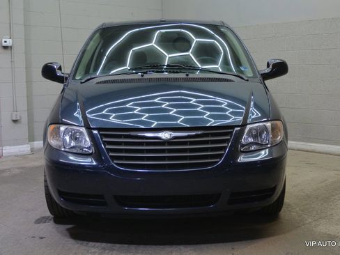 Used 2006 Chrysler Town & Country FWD image 5