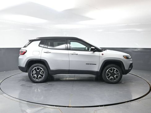 Used 2025 Jeep Compass Trailhawk AWD/4WD image 4