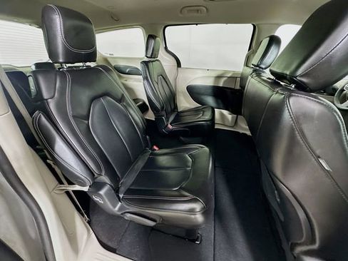 Used 2023 Chrysler Pacifica Touring-L FWD image 8