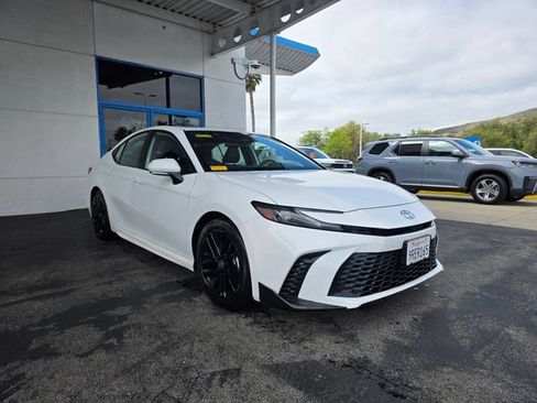 Used 2025 Toyota Camry SE FWD image 3