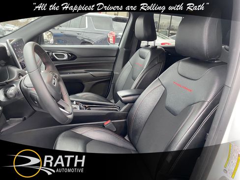 Used 2024 Jeep Compass Trailhawk image 12