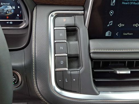 Used 2023 Chevrolet Tahoe Premier AWD/4WD image 16