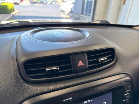 Used 2018 Kia Soul + FWD image 23