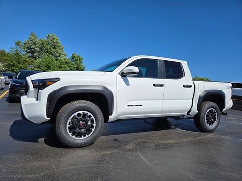 Used 2025 Toyota Tacoma TRD Off-Road AWD/4WD image 1