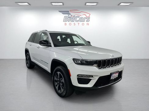 Used 2022 Jeep Grand Cherokee Limited 4xe w/ Luxury Tech Group II AWD/4WD image 3