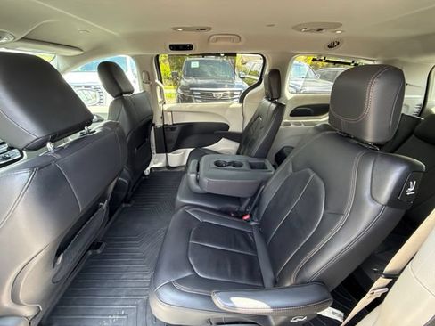 Used 2017 Chrysler Pacifica Touring-L FWD image 36