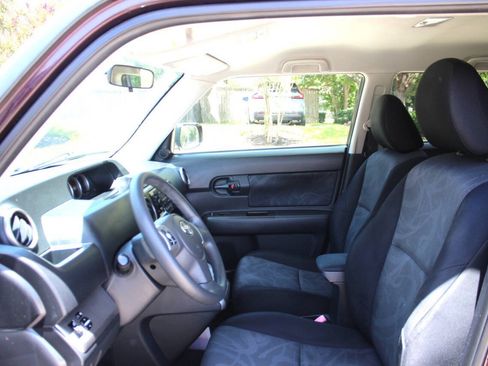 Used 2012 Scion xB FWD image 10