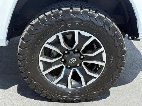 Used 2022 Toyota Tacoma TRD Sport w/ Technology Package AWD/4WD image 32