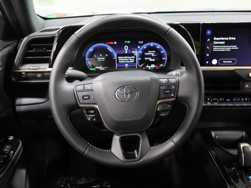 Used 2025 Toyota Crown XLE image 18