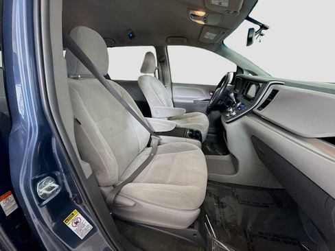Used 2017 Toyota Sienna LE FWD image 26