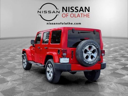 Used 2018 Jeep Wrangler Unlimited Sahara AWD/4WD image 3