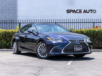 Used 2019 Lexus ES 300h w/ Accessory Package 2