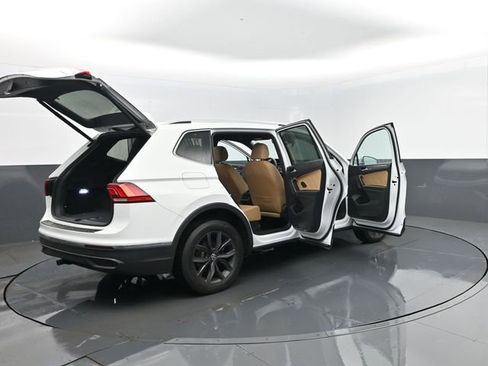 Used 2022 Volkswagen Tiguan SE AWD/4WD image 31