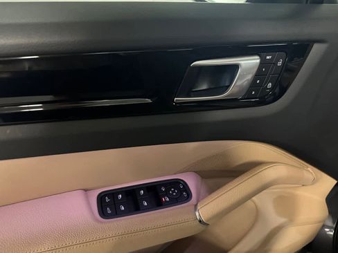 Used 2023 Porsche Cayenne image 31