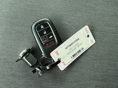 Certified 2025 Honda Pilot Sport image 33