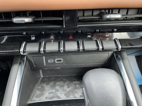 Used 2024 GMC Canyon AT4 image 18