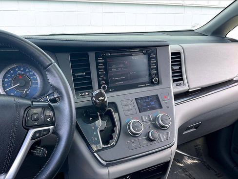 Used 2019 Toyota Sienna XLE image 7