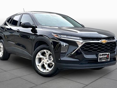 Used 2025 Chevrolet Trax LS w/ LS Convenience Package FWD image 3