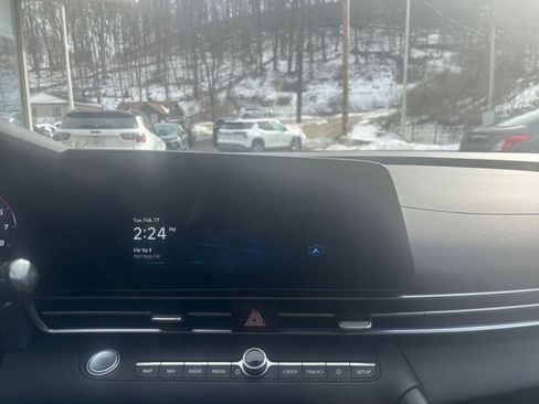 Used 2025 Hyundai Elantra SEL image 21