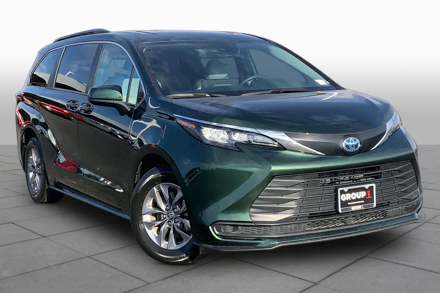 Certified 2025 Toyota Sienna LE w/ LE Plus Package FWD image 3