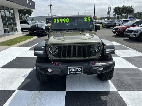 Used 2025 Jeep Gladiator Rubicon w/ Convenience Group AWD/4WD image 2