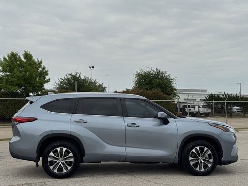 Used 2023 Toyota Highlander XLE FWD image 3