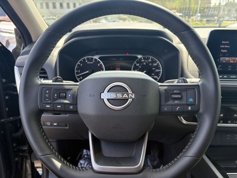 Used 2025 Nissan Rogue SV FWD image 30