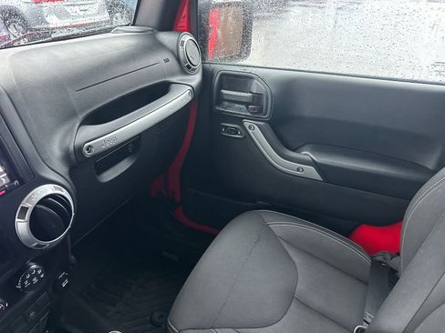 Used 2015 Jeep Wrangler Unlimited Sahara w/ Connectivity Group image 15