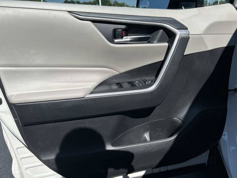 Used 2020 Toyota RAV4 XLE FWD image 22