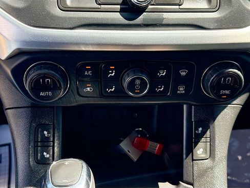 Used 2019 GMC Acadia SLE w/ LPO, Black Accent Package image 17